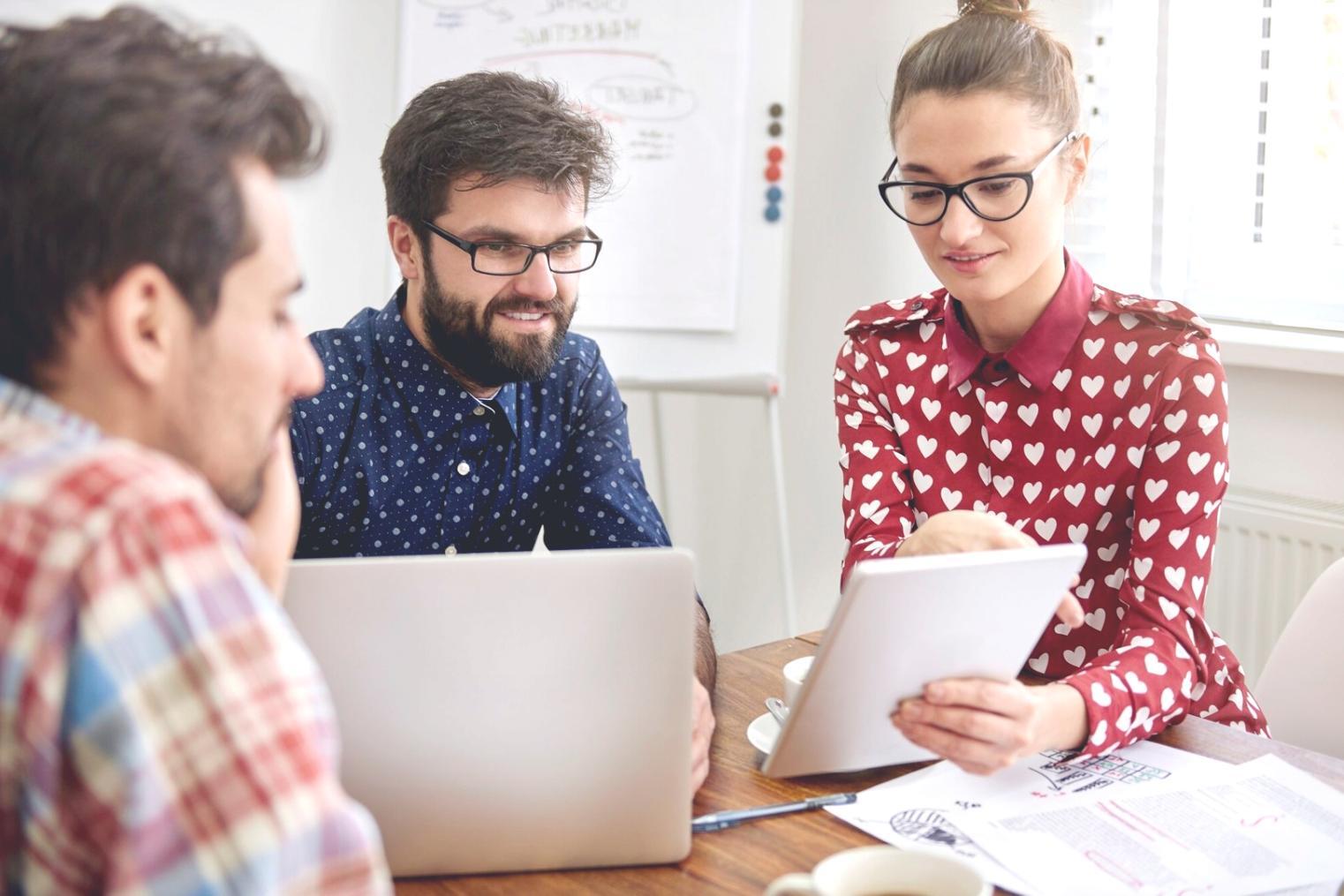 Finanzexperte arbeitet mit komplexen Datenmodellen am Computer